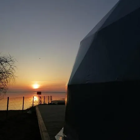 Waterfront Glamping - Private Hot Tube, Sauna & Sunset View * Wapnica (West Pomeranian)