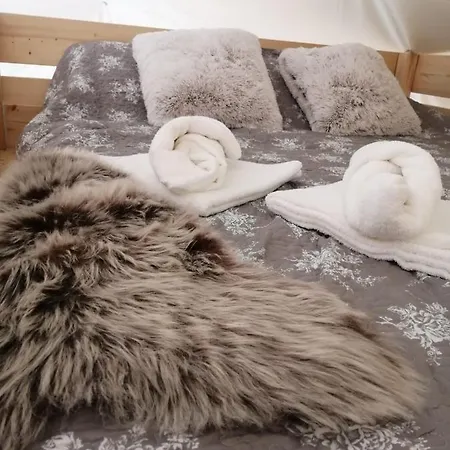 Waterfront Glamping - Private Hot Tube, Sauna & Sunset View Wapnica (West Pomeranian)