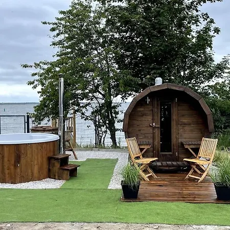 Campo de lujo Waterfront Glamping - Private Hot Tube, Sauna & Sunset View Wapnica (West Pomeranian)