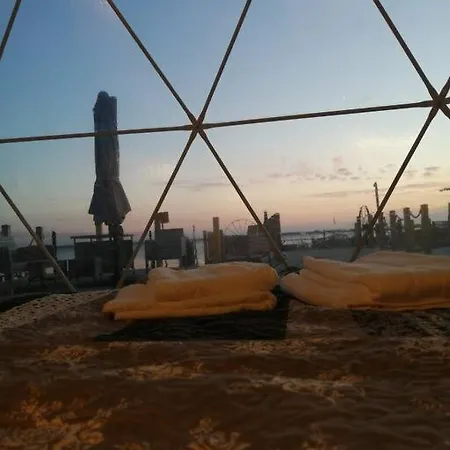 Campo de lujo Waterfront Glamping - Private Hot Tube, Sauna & Sunset View Wapnica (West Pomeranian)