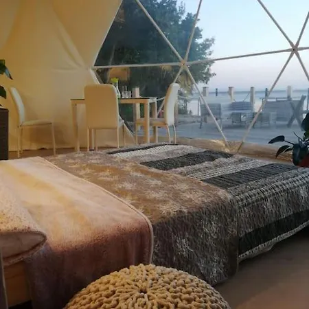 Beautiful Located Dome Campismo de Luxo Wapnica (West Pomeranian)