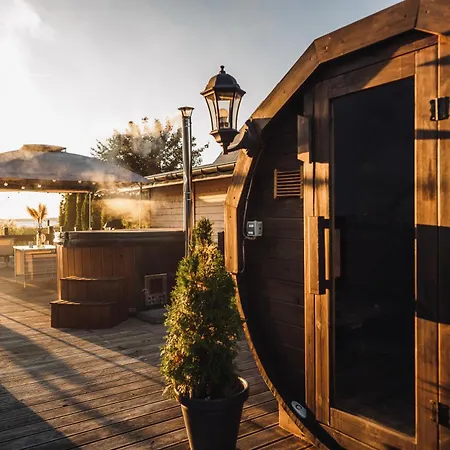 Waterfront Glamping - Private Hot Tube, Sauna & Sunset View Campo de lujo Wapnica (West Pomeranian)