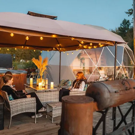 Campo de lujo Waterfront Glamping - Private Hot Tube, Sauna & Sunset View