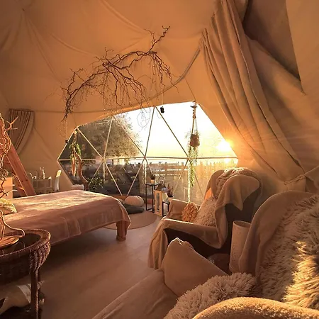 Romantic Dome - Private Hot Tube, Sauna & View 럭셔리텐트 Wapnica (West Pomeranian)