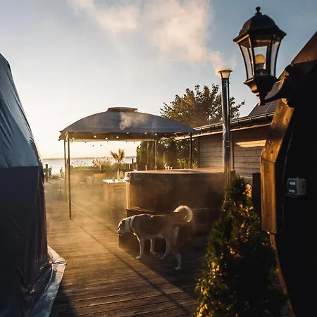 Lyxtält Waterfront Glamping - Private Hot Tube, Sauna & Sunset View Wapnica (West Pomeranian)