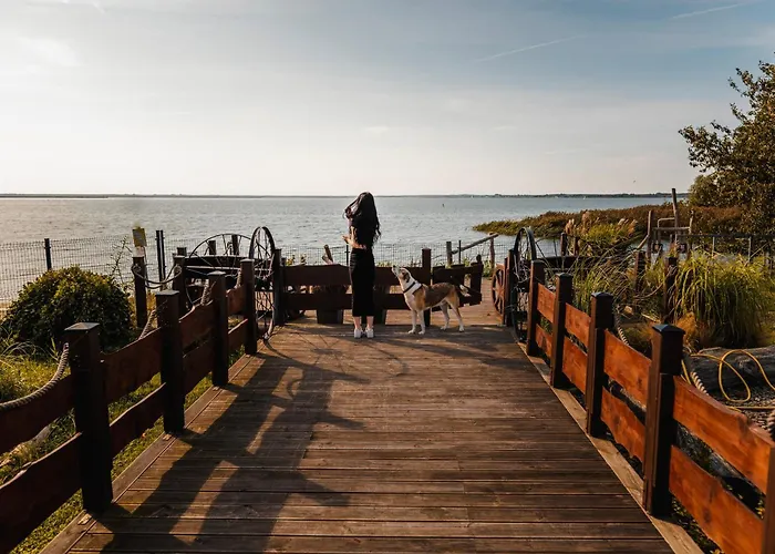 Romantic Dome - Private Hot Tube, Sauna & View Glamping